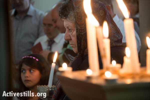 דורות של פלסטינים מגורשי איקרית נאספים בכנסייה לחגוג את היום השני של חג הפסחא, צפון ישראל, ה-21 לאפריל, 2014. (ריאן רודריק ביילר/אקטיבסטילס)