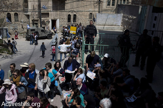משתתפים בסיור ״שוברים שתיקה״ הולכים ברחובות העיר העתיקה בחברון, הגדה המערבית, ה-4 לאפריל, 2014 (אקטיבסטילס)