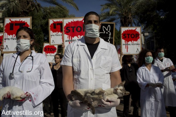 פעילי זכויות בעלי חיים עומדים במרכז תל אביב כשבידם גופות של חיות, במהלך הפגנה נגד ניסויים בבע"ח. ה- 22 לאפריל, 2014. (אקטיבסטילס)