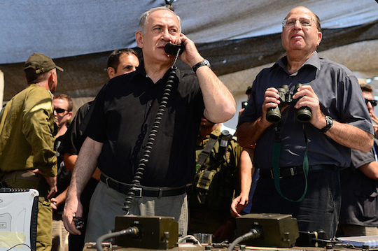 ראש הממשלה בנימין נתניהו ושר הביטחון משה יעלון בתרגיל צבאי (צילום: קובי גדעון / לע"מ)