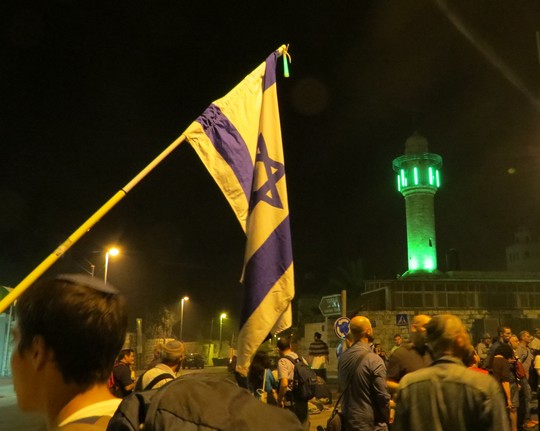 דגלי ישראל על רקע מסגד סעד וסעיד, באב א זהרה. (צילום: רענן פורשנר)
