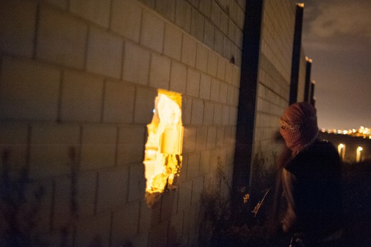 פעילים פלסטינים שוברים את חומת ההפרדה (צילום: אקטיבסטילס)