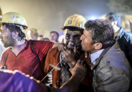 כורה שחולץ מהתופת ואביו AFP PHOTO/BULENT KILIC