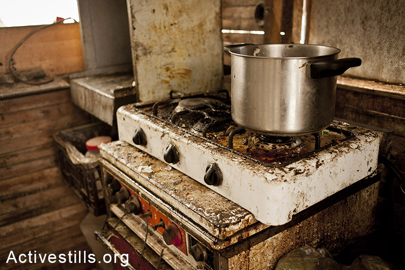 מושב אחיטוב, יולי 2013. מטבח במגורים של עובדי חקלאות. (שירז גרינבאום/אקטיבסטילס)