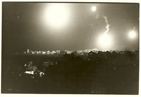 פצצות תאורה ישראליות מעל מערב ביירות, 1982 (צילום: ענת סרגוסטי)
