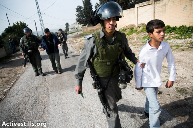 ילד פלסטיני נלקח למעצר (צילום: אקטיבסטילס)