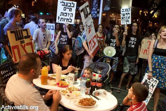 הפגנה נגד אכילת בשר חולפת ליד מקדונלדס, תל אביב, 2008 (קרן מנור / אקטיבסטילס)