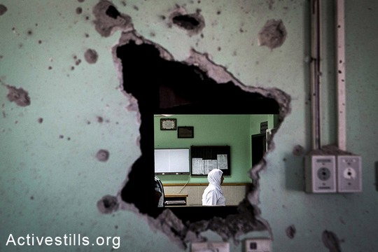 ההרס ניכר בבית החולים אל-אקצה בעקבות הפצצה ישראלית. דיר אלבלאח, מרכז רצועת עזה. 26 ביולי, 2014. ההתקפה הישירה, שהתרחשה ב-21 ביולי, הובילה להריגתם של לפחות חמישה פלסטינים ולפציעתם של שבעים. עד לרגע זה, נהרגו מעל אלף פלסטינים במהלך המבצע, וכחמשת אלפים נפצעו.