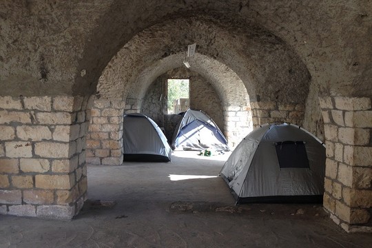 חלק מהפעילים ישנים בתוך השטח של מה שהיה פעם בית הספר של ברעם (צילום: איתן ברונשטיין אפריסיו)