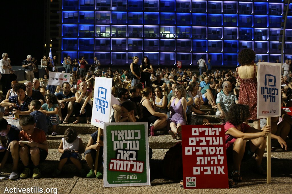 שלטים של חד"ש ומרצ, על רקע עיריית תל אביב (אורן זיו / אקטיבסטילס)
