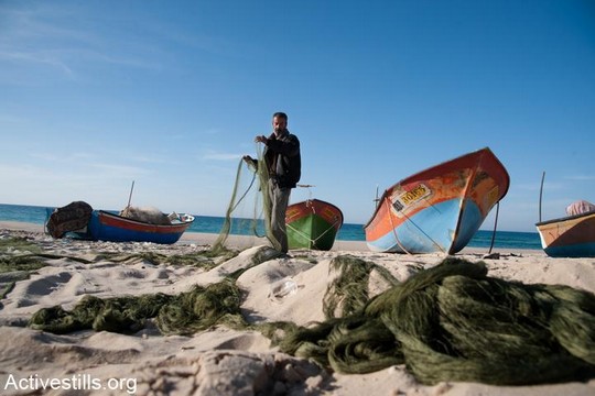 דייג בחוף הים בחאן יונס, דצמבר 2012 (ריאן רודריק ביילר/אקטיבסטלס)
