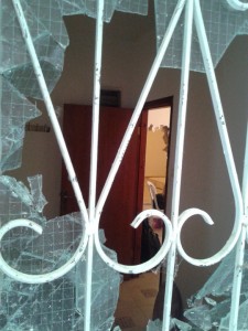 חלון שבור בבית חיאט. המתנחלים כבר שברו קיר בתוך הבית. צילום: אורלי נוי
