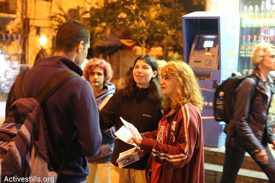 מחלקים חומרי הסברה. "ירושלים לא שותקת" (צילום: אורן זיו/אקטיבסטילס)