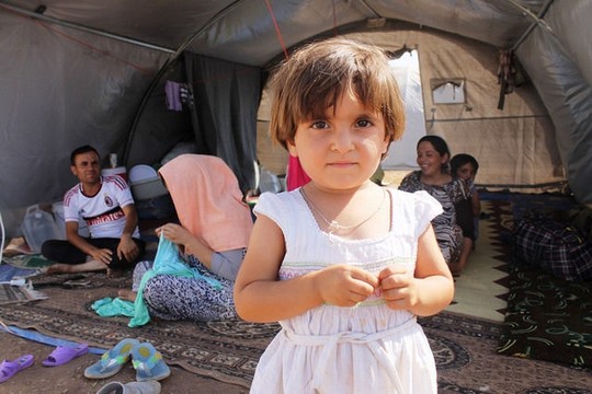 משפחת פליטים יזידים (מחלקת הסיוע הבריטים DFID CC BY 2.0)