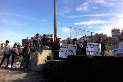 הפגנה נגד הענישה הקולקטיבית בכניסה לעיסאוויה (צילום: הלל כהן)
