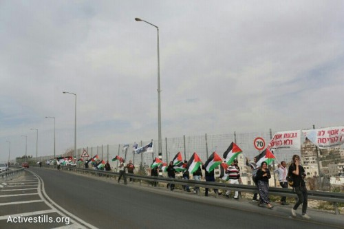 מפגינים פלסטינים צועדים לכיוון ירושלים. (צילום: אורן זיו/אקטיבסטילס)