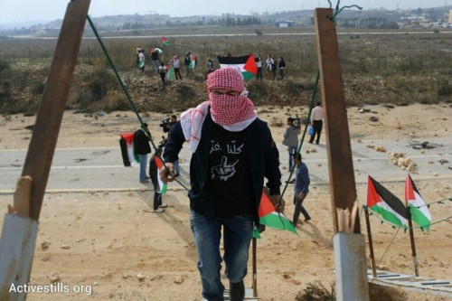 פלסטינים עוברים את הגדר בקלנדיה במחאה על חסימת הגישה למסגד אל אקצא. (צילום אורן זיו/אקטיבסטילס)