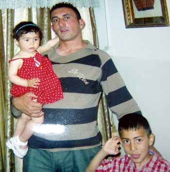 יאסר א-טמייזי ושני ילדיו