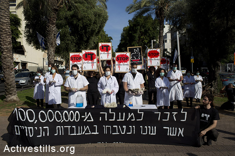 פעילים אוחזים בגופות בעלי חיים במחאה על ניסויים בבעלי חיים, תל אביב, 22 באפריל, 2014. (אורן זיו/אקטיבסטילס)