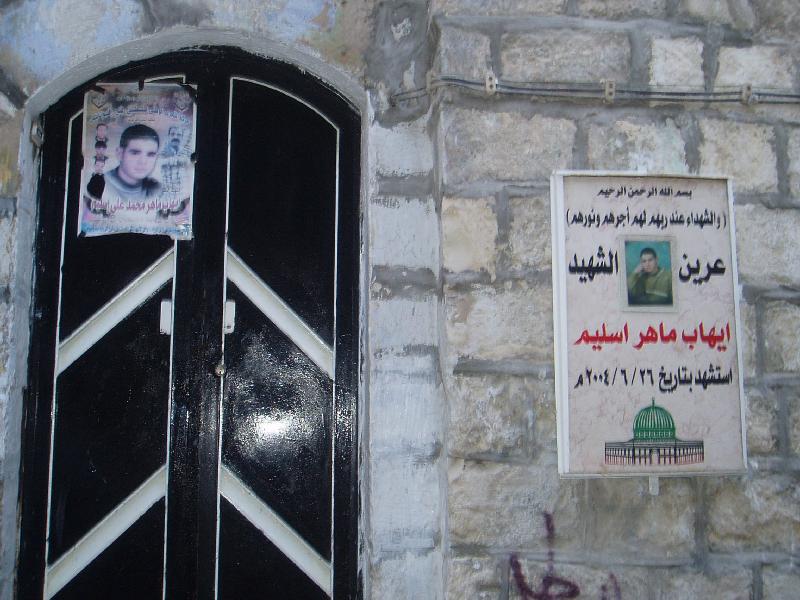 כרזות בשכם לזכר איהאב איסלים, בן 17, שנורה בראשו על ידי צלף צבאי 