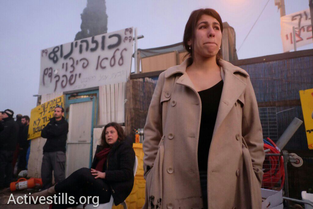 תושבים מוחזקים מחוץ לאזור הפינוי בגבעת עמל, תל אביב, 29 דצמבר 2014. אקטיבסטילס