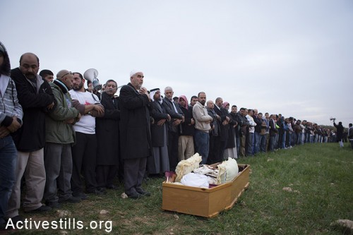 הלווייתו של סמי אל-זידנה, שמת משאיפת גז מדמיע במהלך אירועי הלוויתו של סמי אל-ג׳אר, רהט. (אקטיבסטילס)
