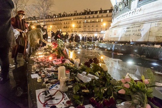 מתאבלים על מותם של הנרצחים בפיגועים בפריס (צילום: Duc, פליקר CC BY-NC-ND 2.0)