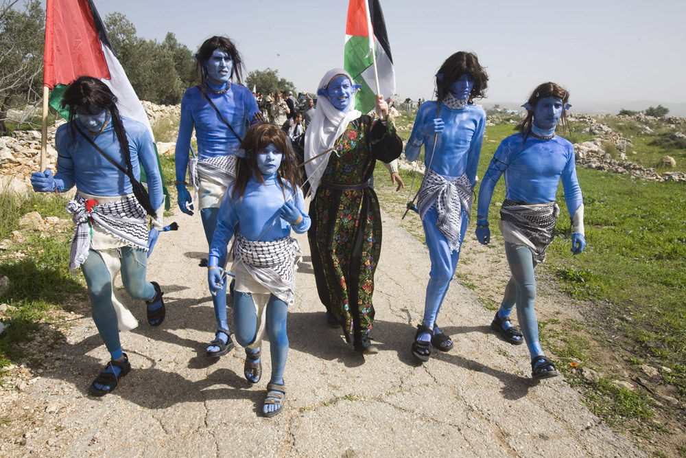 תושבי בלעין ופעילים ישראלים מחופשים לדמויות אווטאר, 2010 (אורן זיו / אקטיבסטילס)