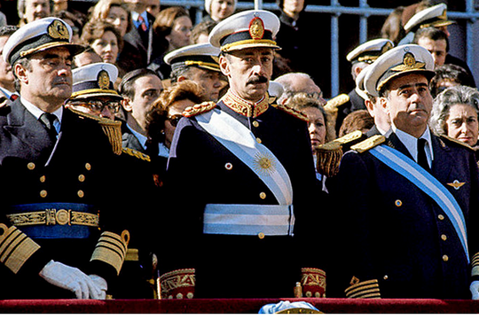 הגנרל חורחה רפאל וידלה במצעד צבאי בבואנוס-איירס, 1978. מקור:http://www.casarosada.gov.ar/nuestro-pais/galeria-de-presidentes