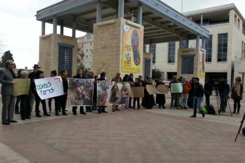 הפגנת ועד ההורים של שכונת א-טור מול עיריית ירושלים: הרחיקו את מג"ב מבתי הספר שלנו. צילום: הללי פינסון