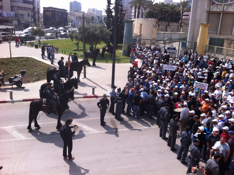 עובדי כי"ל חוסמים את רחוב הארבעה ומנסים להגיע לדרך בגין. נחסמים על ידי שוטרי יס"מ ופרשים (חגי מטר)