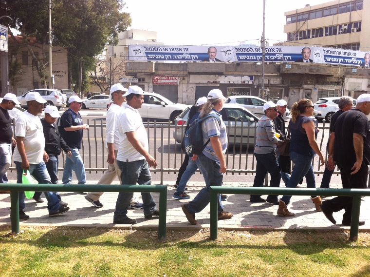 עובדי כי"ל ושלט בחירות של בנימין נתניהו, תל אביב (חגי מטר)