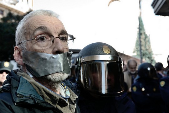 שוטר ומפגין נגד "חוק ההשתקה", ספרד  (Adolfo Lujan / DISO Press, CC BY-NC-ND 2.0)