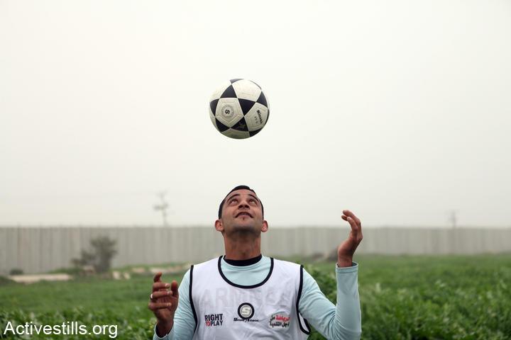 כדורגל בעזה: משחקים ליד החומה במחאה על הגבלות התנועה שישראל הטילה באזור הגבול (אן פאק / אקטיבסטילס)