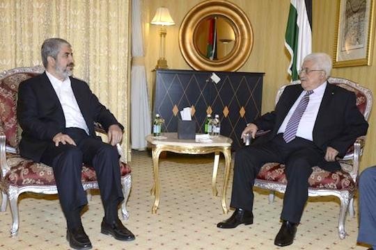 מנהיג חמאס חאלד משעל בפגישה עם יו"ר הרשות הפלסטינית מחמוד עבאס (צילום ארכיון: PPO/Thaer Ghanaim – Handout)