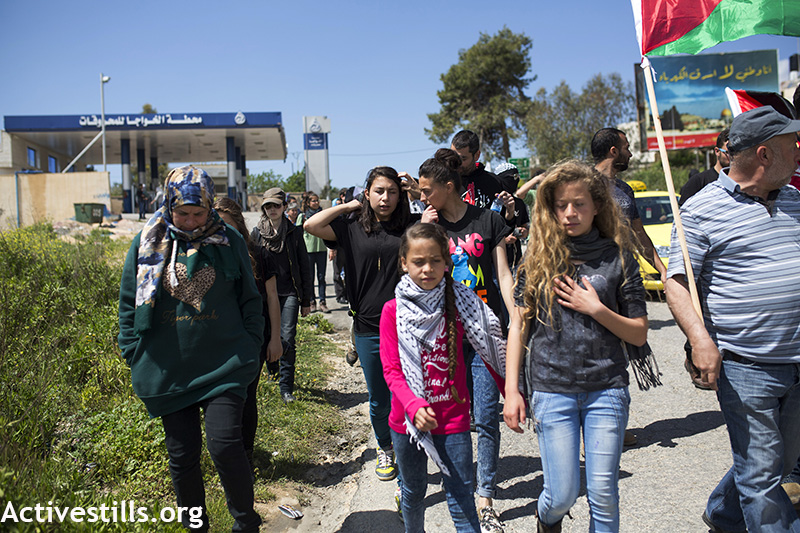 פעילים צועדים במהלך הפגנה שבועית, נבי סלאח, הגדה המערבית, אפריל 3, 2015. אן פאק / אקטיבסטילס