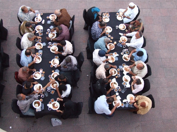 ארוחת שבירת צום רמדאן ברחוב על שפת הנילוס, קהיר (חגי מטר)