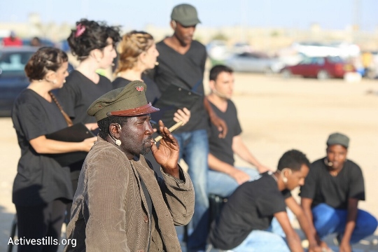 קבוצת תיאטרון חולות בהופעה (אורן זיו / אקטיבסטילס)
