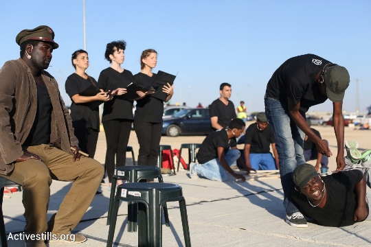 קבוצת תיאטרון חולות בהופעה (אורן זיו / אקטיבסטילס)