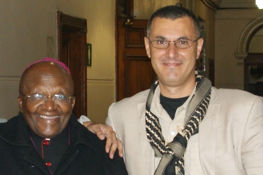 עומר ברגותי עם הארכיבישוף דזמונד טוטו (יזיד כמאל אלדין)