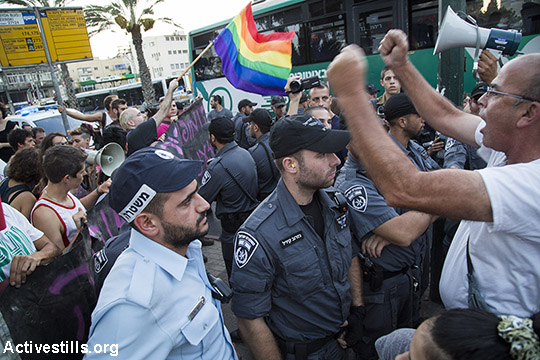 שוטרים בין הפגנות "גאווה בסולידריות" הימין הקיצוני (אקטיבסטילס)