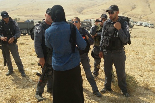 אישה בדואית מול שוטרים בזמן הריסת ביתה (צילום: סברין אבו-כף, פורום דו קיום בנגב)