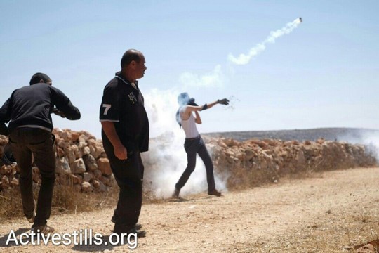 תושב קוסרא זורק רימון גז חזרה לעבר החיילים (יותם רונן / אקטיבסטילס)