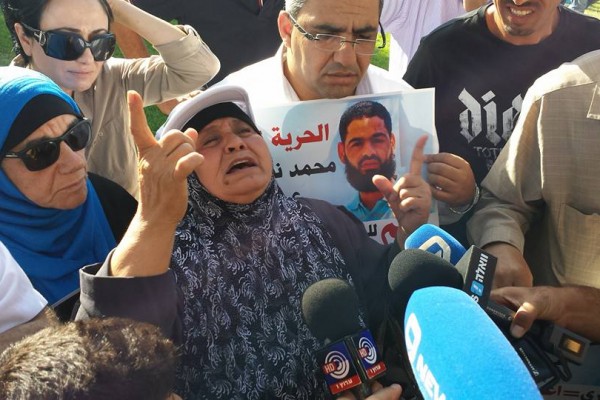 "בני חזק ולא יישבר". אמו של עלאן בהפגנה מול בית החולים סורוקה אתמול צילום: אבי בלכרמן