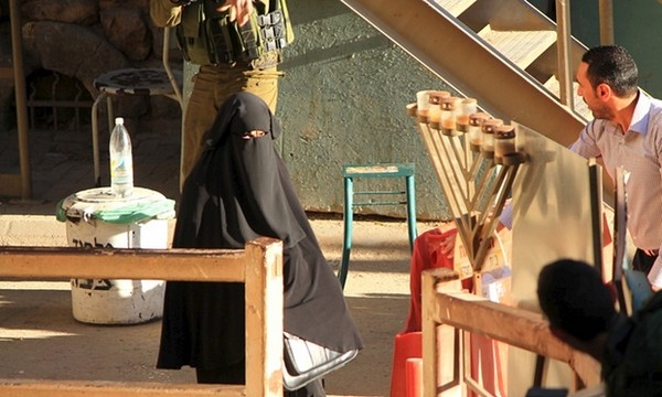 האדיל השלמון במחסום השוטר, חברון (נוער נגד התנחלויות)
