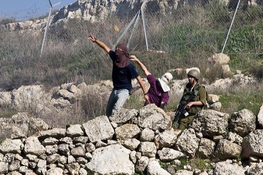 מתנחלים זורקים אבנים על פלסטינים (יותם רונן / אקטיבסטילס)
