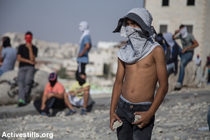 נערים מתעמתים םע המשטרה, עיסאוויה, מזרח ירושלים (פאיז אבו-רמלה / אקטיבסטילס)