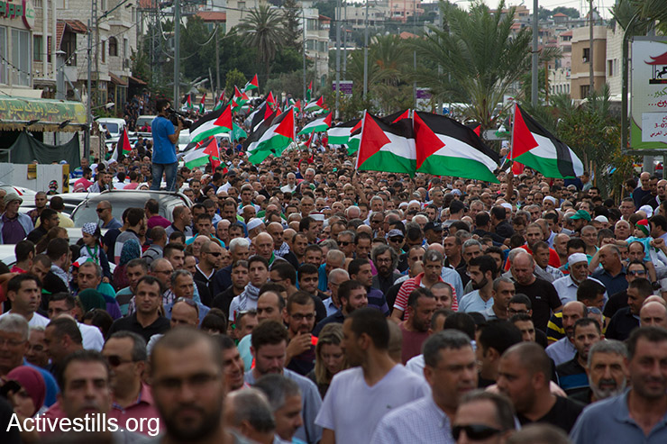 האם הדור השלישי והרביעי לנכבה יאפשר להעלים את הזהות הלאומית מסדר היום? אלפים בעצרת מחאה נגד הכיבוש והגבלות תנועה על פלסטינים במתחם אל אקסא, בעיר סח׳נין, צפון ישראל, 13 אוקטובר, 2015. (אקטיבסטילס)