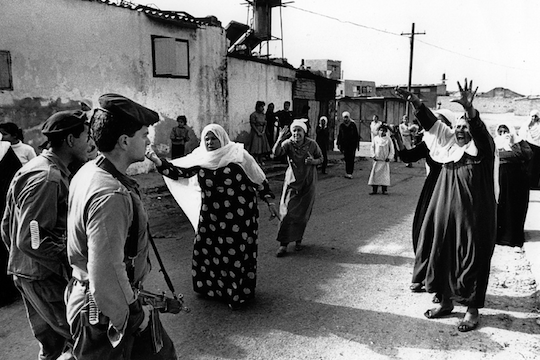 האינתיפאדה הראשונה. נשים פלסטיניות מתעמתות על חיילים בעקבות מעצר של צעירים פלסטינים במחנה הפליטים ג'בליה ברצועת עזה. 1988 (צילום: Robert Croma, CC BY-NC-SA 2.0)