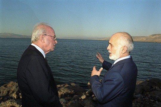 ראוי להיזכר מדי פעם בשנות התשעים. יצחק רבין והמלך חוסיין משוחחים לחוף הכינרת לאחר טקס אישרור חוזה השלום בין ישראל וירדן (לע"מ)